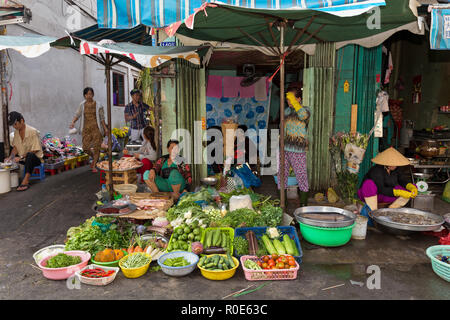 HO CHI MINH VILLE, Vietnam, 26. Februar 2015: Eine Familie ist auf den Verkauf von Gemüse und Fische in der Straße Am Cho Binh Tay Markt in der Chinatown d Stockfoto