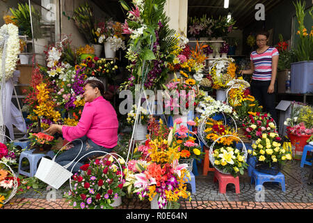 HO CHI MINH VILLE, Vietnam, 24. Februar 2015: Frau Vorbereitung Blume Zusammensetzung für den Verkauf während des chinesischen neuen Jahres, genannt Tet, im Ben Tha Stockfoto