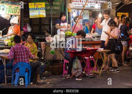 BANGKOK, THAILAND, 18. Februar 2015: Einige Kunden sitzen an die Tische in einer Straße von Chinatown in Bangkok, Thailand Stockfoto