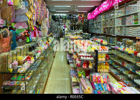 BANGKOK, THAILAND, 18. Februar 2015: Blick in das Innere einer allgemeinen chinesischen Store voll von verschiedenen Materialien in der Chinatown von Bangkok, Thailand Stockfoto
