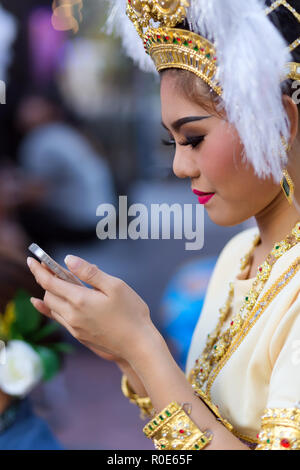 BANGKOK, THAILAND, 17. Februar 2015: A Lady traditionelle Tänzer ist Kontrolle Ihr Smartphone vor der Show feiert die neue Krung Kasem float Stockfoto