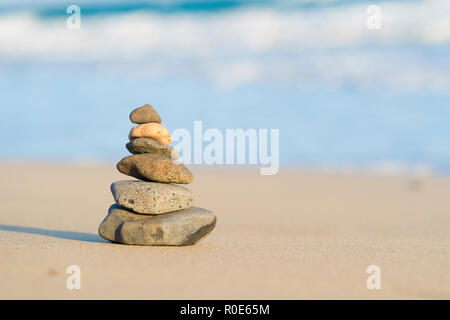 Pyramide der Steine auf einem Sandstrand. Stockfoto