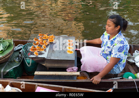 BANGKOK, THAILAND, 17. Februar 2015: Essen Verkäufer kochen Desserts im neuen Khlong Phadung Krung Kasem schwimmenden Markt in der thewet Bezirk in B Stockfoto