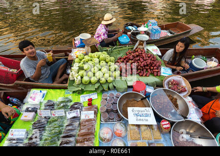 BANGKOK, THAILAND, 17. Februar 2015: Essen Verkäufer am neuen Khlong Phadung Krung Kasem schwimmenden Markt, die gerade den 12. Februar 2015 in der geöffneten Stockfoto