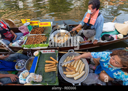 BANGKOK, THAILAND, 17. Februar 2015: Essen Verkäufer braten Würstchen am neuen Khlong Phadung Krung Kasem schwimmenden Markt im Stadtteil Thewet in Ba Stockfoto