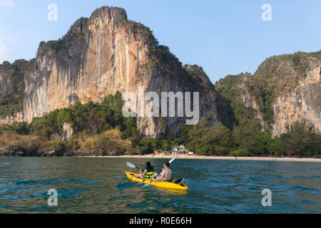 KRABI, Thailand, 10. JANUAR 2015: einige Touristen sind Kanu am Strand in der Nähe von Krabi in Thailand. Stockfoto