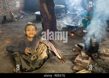 BAGAN, Myanmar, 24. Januar 2015: Ein älterer burmesischen Frau sitzt und trinkt eine Tasse Tee in ihrem Haus in der Ortschaft Alt Bagan, Myanmar (Birma). Stockfoto