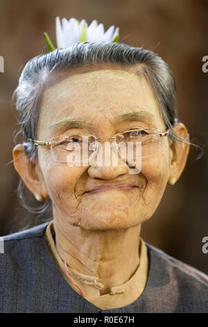 BAGAN, Myanmar, 24. JANUAR 2015: Porträt einer süßen und fröhlichen älteren burmesischen Frau im Dorf Old Bagan, Myanmar (Birma). Stockfoto