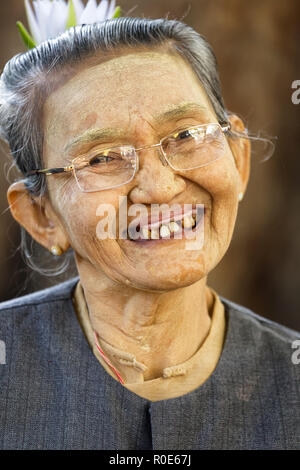 BAGAN, Myanmar, 24. JANUAR 2015: Porträt einer süßen und fröhlichen älteren burmesischen Frau im Dorf Old Bagan, Myanmar (Birma). Stockfoto