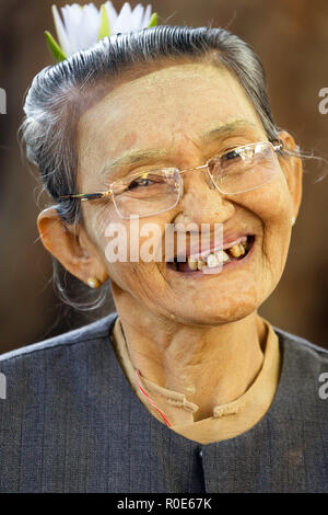 BAGAN, Myanmar, 24. JANUAR 2015: Portrait eines älteren burmesischen Frau, die Parodontitis im Dorf Alt Bagan, Myanmar (Birma). Stockfoto