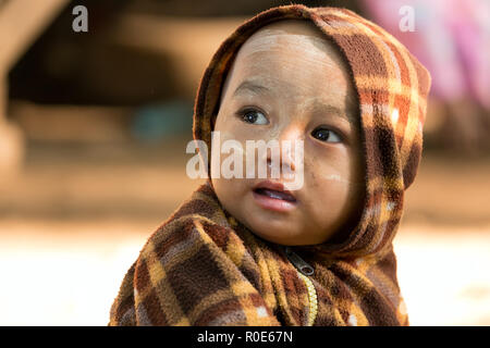 BAGAN, Myanmar, 24. JANUAR 2015: Portrait eines Burmesischen kleines Kind in einer Straße der alten Bagan in Myanmar (Birma) Stockfoto