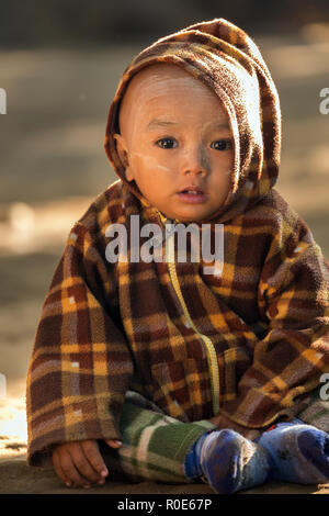 BAGAN, Myanmar, 24. JANUAR 2015: Portrait eines Burmesischen kleines Kind in einer Straße der alten Bagan in Myanmar (Birma) Stockfoto