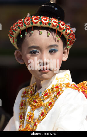 BAGAN, Myanmar, 22. JANUAR 2015: Portrait eines burmesischen Kid im traditionellen Kostüm und Make-up für eine religiöse buddhistische Feier in Bagan, Myanmar ( Stockfoto