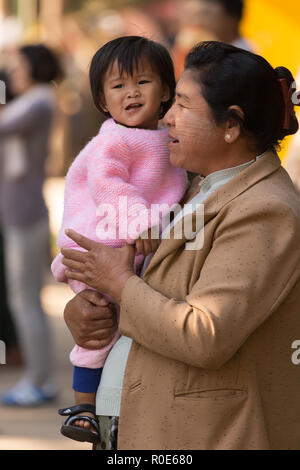 BAGAN, Myanmar, 22. JANUAR 2015: einem burmesischen Frau hält ihre kleine Tochter in einer Straße von Bagan, Myanmar (Birma) Stockfoto