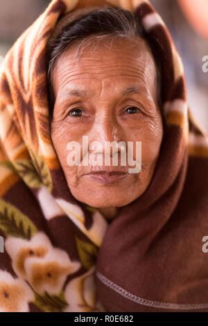 MANDALAY, Myanmar, 22. JANUAR 2015: Portrait eines burmesischen Frau, Passagier des langsamen Boot von Mandalay nach Bagan in Myanmar (Birma) Stockfoto