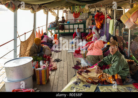 BAGAN, Myanmar, 22. Januar 2015: Die BIRMANISCHE Passagiere Aufwachen am Morgen auf dem Deck des Bootes von Mandalay nach Bagan in Myanmar (Bur Stockfoto