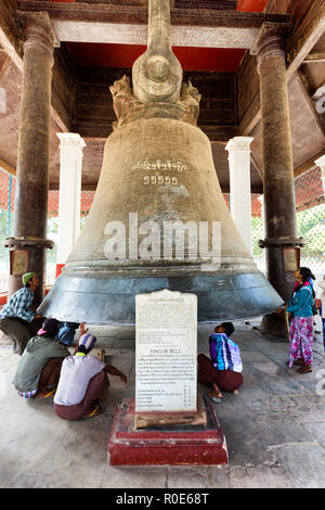 MINGUN, Myanmar, 20. JANUAR 2015: Touristische Menschen um den riesigen Glocke von Mingun, die größte in der Welt, in der Nähe von Mandalay Mingun (Burma). Stockfoto