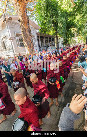 AMARAPURA, Myanmar, Januar 20, 2015: Junge Mönche sind queuing Holding ihren Schüsseln die einmalige tägliche Mahlzeit am Mittag in der mahagandayon monast sammeln Stockfoto