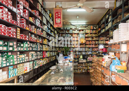 BANGKOK, THAILAND, 15. JANUAR 2015: Blick in das Innere einer chinesischen Hardware Store in der Chinatown von Bangkok, Thailand Stockfoto