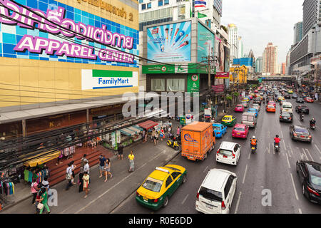 BANGKOK, THAILAND, 12. JANUAR 2015: Blick auf den geschäftigen Phetchaburi Road im Bezirk Ratchathewi, Bangkok, Thailand. Stockfoto