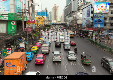 BANGKOK, THAILAND, 12. JANUAR 2015: Blick auf den geschäftigen Phetchaburi Road im Bezirk Ratchathewi, Bangkok, Thailand. Stockfoto