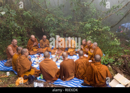 CHIANG DAO, THAILAND, Januar 06, 2015: Gruppe Buddhistischer Mönche beten für neues Jahr Feier vor zum Mittagessen im Freien in den nebligen wilde Natur von t Stockfoto