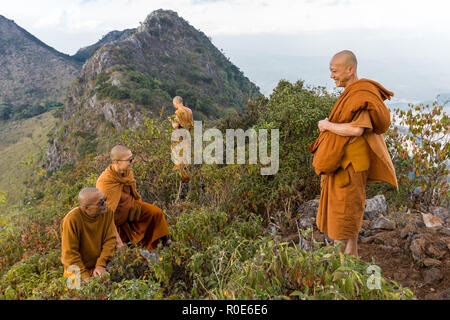 CHIANG DAO, Thailand, 05. JANUAR 2015: Eine Gruppe von buddhistischen Mönchen steht an der Spitze des Chiang Dao Berg bei Dämmerung für das neue Jahr in Thailand Stockfoto