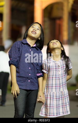 CHIANG MAI, THAILAND, Januar 01, 2015: Zwei kleine Mädchen wieder Buddhistische floating Lantern, für das neue Jahr Abend im Wat Phra Stockfoto
