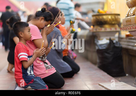 LAMPHUN THAILAND, 31 Dezember, 2014: Die Menschen beten für das Neue Jahr außerhalb des buddhistischen Tempel von Wat Phra That Hariphunchai Lamphun in Thail Stockfoto