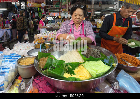 CHIANG MAI, THAILAND, Dezember 30,2014: eine Frau ist der Verkauf der anderen Art sticky Rices in der talat Pratu Markt in Chiang Mai, Thailand Stockfoto