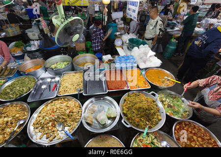 CHIANG MAI, Thailand, 30. Dezember 2014: Stände der traditionelle Thailändische Küche im Talat Pratu Markt früh morgens in Chiang Mai, Thailand Stockfoto