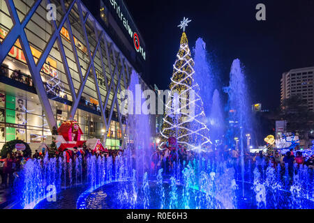 BANGKOK, THAILAND, 25. Dezember 2014: Bunte Brunnen und riesigen Weihnachtsbaum auf dem Central World Square vor der Mall in Bangkok, Thailand Stockfoto