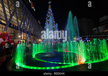 BANGKOK, THAILAND, 25. Dezember 2014: Bunte Brunnen und riesigen Weihnachtsbaum auf dem Central World Square vor der Mall in Bangkok, Thailand Stockfoto