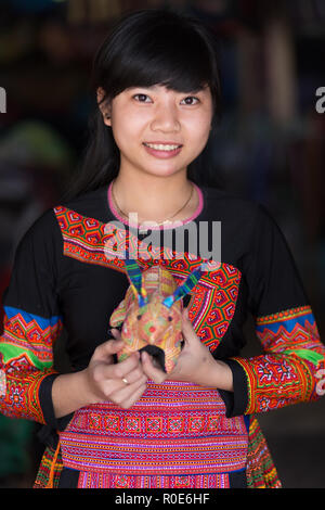 MAI CHAU, VIETNAM, Dezember 20, 2015: ein Tourist vietnamesisches Mädchen trägt eine traditionelle Hmong Ethnizität Kostüm, im Dorf von Mai Chau, V posing Stockfoto