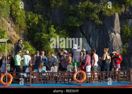 HALONG BAY, Vietnam, 18. Dezember 2014: Touristen Passagiere einer Kreuzfahrt durch die Halong Bucht genießen Sie Fotos und Spaß auf dem Boot, Stockfoto