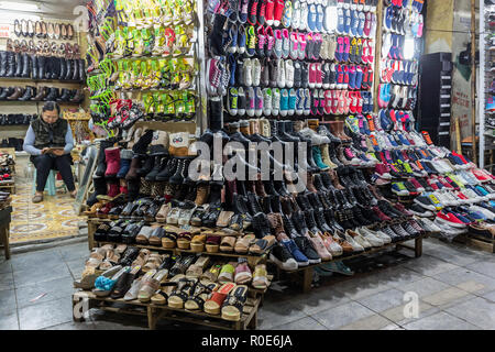 HANOI, VIETNAM, Dezember 15, 2014: ein Verkäufer Frau sitzt in Ihrem Shop auf den Verkauf von Schuhen in Hanoi, Vietnam spezialisiert Stockfoto