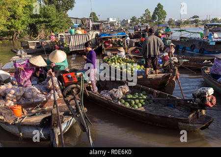 CAN THO, Vietnam, 12. Dezember 2014: Tägliche Aktivität an der Phong Dien schwimmenden Markt auf dem Mekong in Can Tho City, Vietnam. Stockfoto