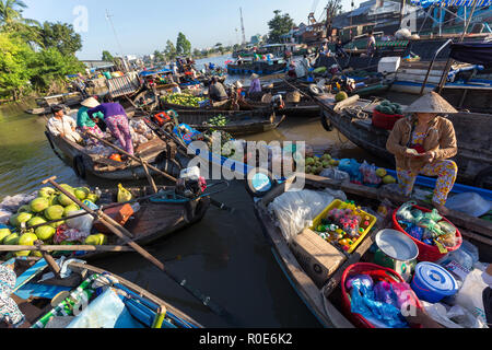 CAN THO, Vietnam, 12. Dezember 2014: Tägliche Aktivität an der Phong Dien schwimmenden Markt auf dem Mekong in Can Tho City, Vietnam. Stockfoto