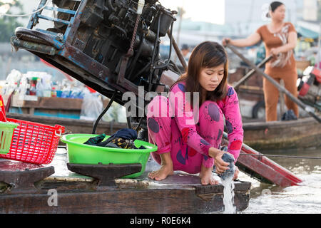 CAN THO, Vietnam, 12. Dezember 2014: Eine Frau wird Waschen der Wäsche an Bord eines kommerziellen Boot an der Cai Rang Floating Market auf dem Mekong Fluss ich Stockfoto