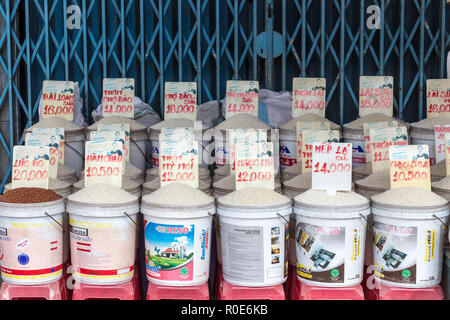 CAN THO, VIETNAM, Dezember 11, 2014: ein Stall für eine breite Sammlung von verschiedenen Rices Sorten in den Markt von Tan Ein in Can Tho, Vietnam Stockfoto