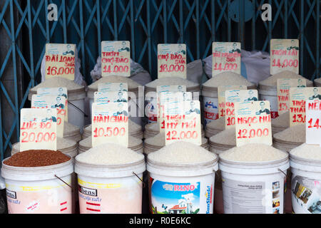 CAN THO, VIETNAM, Dezember 11, 2014: ein Stall für eine breite Sammlung von verschiedenen Rices Sorten in den Markt von Tan Ein in Can Tho, Vietnam Stockfoto