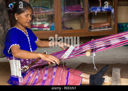 MAE KLANG Luang, Thailand, 17. JULI 2013: Frauen von einer Minderheit Karen ist weben Baumwolle mit einem traditionellen Werkzeug im Dorf Mae Klang Lu Stockfoto