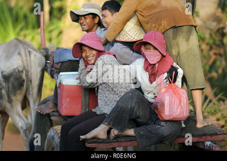 SIEM REAP, Kambodscha, Dezember 04: kambodschanische Volk Passagiere in einem traditionellen Ochsenkarren charriage auf einer Landstraße in der Nähe von Siem Reap, Kambodscha auf Dec Stockfoto