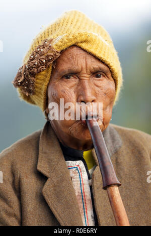 PANG MAPHA, Thailand, 20. NOVEMBER: Porträt eines alten Lahu Stamm Frau spielen Lusheng, einer traditionellen chinesischen Wind Instrument, in der Nähe des Dorfes Pan Stockfoto