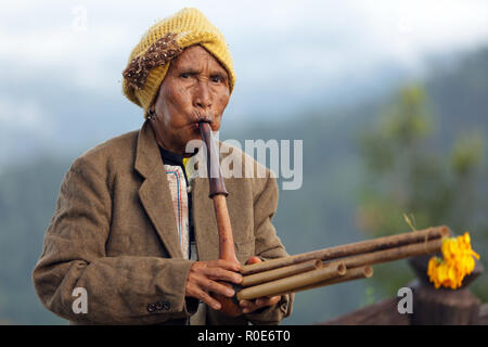 PANG MAPHA, Thailand, 20. NOVEMBER: Porträt eines alten Lahu Stamm Frau spielen Lusheng, einer traditionellen chinesischen Wind Instrument, in der Nähe des Dorfes Pan Stockfoto