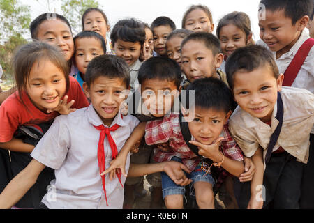 SAYABURY, Laos, 16. Februar 2012: Gruppe freudiger nicht identifizierte Kinder während der Elefantasia Festival posiert am 16. Februar 2012 in Sayaboury, Laos Stockfoto
