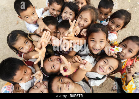 SAYABOURY, Laos, 16. Februar 2012: Gruppe freudiger nicht identifizierte Kinder auf dem Schulhof während der Elefantasia Festival posiert am 16. Februar 2012 Stockfoto