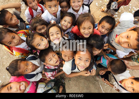 SAYABOURY, Laos, 16. Februar 2012: Gruppe freudiger nicht identifizierte Kinder während der Elefantasia Festival posiert am 16. Februar 2012 in Sayaboury, Laos Stockfoto