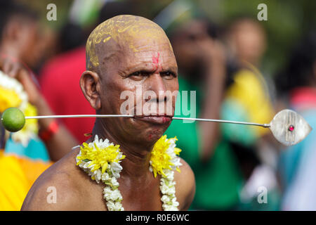 BATU Höhlen, Malaysia, Februar 07, 2012: Hindu devotee in jährlichen Thaipusam religiöse Festival in Batu Höhlen, in der Nähe von Kuala Lumpur, Malaysia Stockfoto