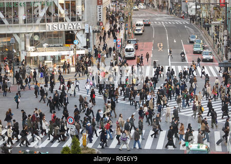 Tokio - 25. NOVEMBER: Überqueren der Straße bei Hachiko Kreuzung in Shibuya Bezirk am 25. November 2011 in Tokio, Japan. Stockfoto